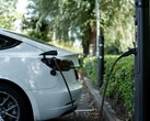 Podłączony samochód elektryczny (źródło zdjęcia: Emma Smith via Unsplash; przycięte)