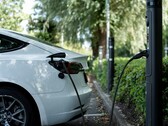 Podłączony samochód elektryczny (źródło zdjęcia: Emma Smith via Unsplash; przycięte)