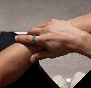 Pierścień Even R1 działa jak pilot zdalnego sterowania dla okularów.