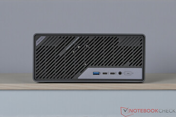 Minisforum MS-02 Ultra - Połączenia na panelu przednim