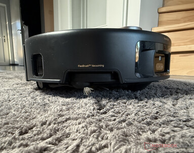 Podwozie może lekko unosić się na dywanach