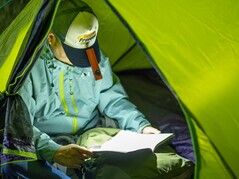 Latarka Olight ArkPro Ultra można bezpiecznie przymocować do czapki za pomocą metalowego klipsa.