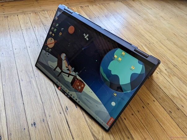 Większość laptopów konwertowalnych obsługuje dotyk (na zdjęciu: Lenovo Yoga 7 16IRL8, źródło obrazu: Notebookcheck)