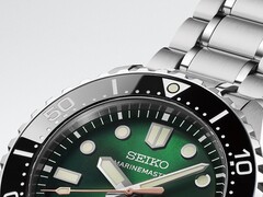 Zbliżenie na Seiko Marinemaster HBF003J1 ukazujące jego zieloną tarczę ze szlifem słonecznym,