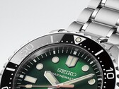 Zbliżenie na Seiko Marinemaster HBF003J1 ukazujące jego zieloną tarczę ze szlifem słonecznym,