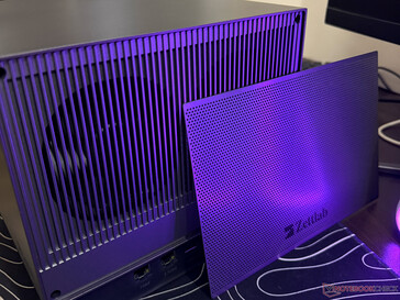 Dołączona osłona przeciwpyłowa z tyłu serwera NAS