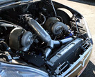Tesla Model S ze zmodernizowanym silnikiem Big Block Chevy z podwójnym turbodoładowaniem. (Źródło zdjęcia: Engine Builder/YT)