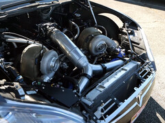 Tesla Model S ze zmodernizowanym silnikiem Big Block Chevy z podwójnym turbodoładowaniem. (Źródło zdjęcia: Engine Builder/YT)