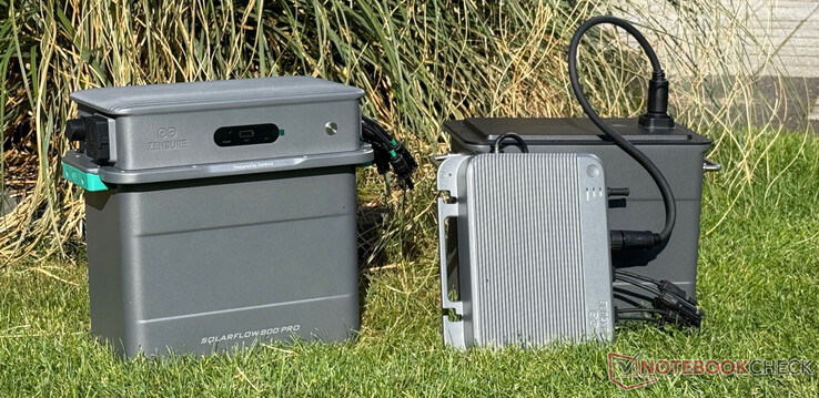 Zendure SolarFlow 800 Pro (po lewej) i SolarFlow 800 z AB2000X (po prawej)