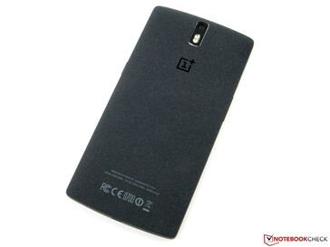 Tył telefonu OnePlus One był wyjątkowy: charakteryzował się wysokiej jakości wykończeniem oraz zakrzywioną konstrukcją.