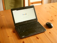 Laptop z systemem Windows na drewnianym stole, z otwartą stroną główną Google w przeglądarce