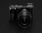 Sony kieruje nową kamerę Alpha 6700 do twórców wideo i fotografów hybrydowych, którzy cenią sobie niewielką obudowę, ale nie chcą tracić wydajności ani ergonomii. (Źródło zdjęcia: Sony)