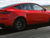 Elektryczny cross-over Tesla Model Y jest obecnie najlepiej sprzedającym się pojazdem elektrycznym na świecie, co oznacza, że wielu użytkowników może być rozczarowanych błędnymi szacunkami zasięgu. (Źródło zdjęcia: Tesla)