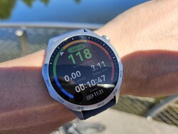 Huawei Watch GT 4 podczas jazdy na rowerze.