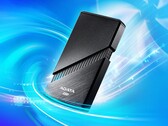 Mówi się, że Adata SE920 jest znacznie szybszy niż Samsung T9, dzięki USB 4. (Zdjęcie: Adata)