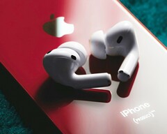 Słuchawki AirPods Pro trzeciej generacji Apple mają być w stanie mierzyć tętno i temperaturę skóry. (Źródło zdjęcia: Omid Armin)