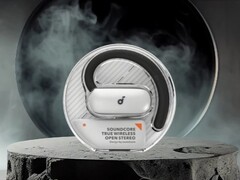 Słuchawki douszne soundcore V40i są dostarczane z przezroczystym etui ładującym (na zdjęciu). (Źródło zdjęcia: CellphoneS)