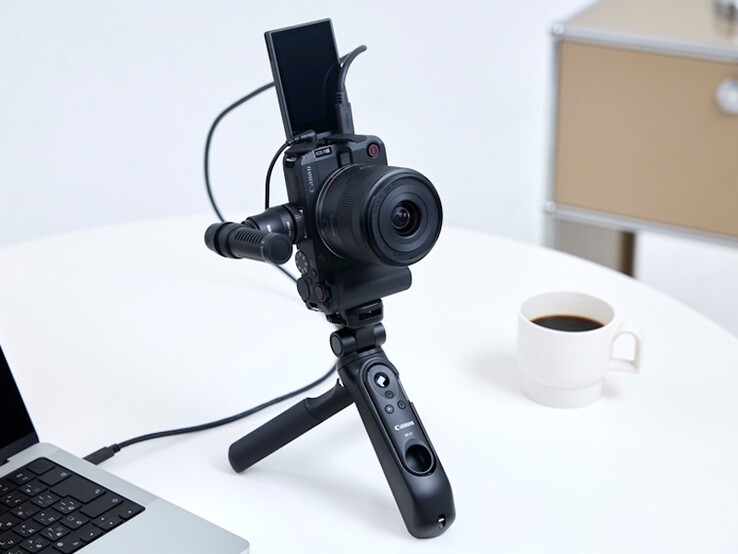 Kamera Canon EOS R50 V może bezprzewodowo transmitować na żywo aktualizacje mediów społecznościowych w orientacji poziomej i pionowej dzięki dwóm mocowaniom statywu. (Źródło obrazu: Canon)