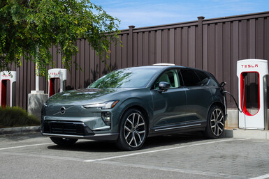 Począwszy od czwartego kwartału 2026 roku, kierowcy całkowicie elektrycznych modeli Volvo, takich jak kompaktowy EX30, będą mogli korzystać z ponad 20 000 doładowań Tesla Superchargers w całej Europie bezpośrednio za pośrednictwem własnej aplikacji Volvo na smartfony