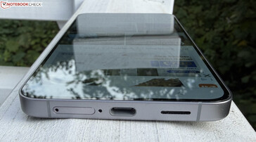 Dół: dual SIM, mikrofon, USB-C 3.2 gen 1, głośnik