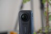 Insta360 X6 wyposażona jest w parę większych czujników o rozmiarze 1/1,1 cala