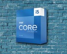 Według doniesień firma Intel zwiększa produkcję starszych procesorów, takich jak przedstawiony na zdjęciu procesor Core i5 13. generacji, aby zaradzić niedoborowi pamięci DRAM.