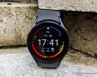 Galaxy Watch5, na zdjęciu, może oferować tylko nieznacznie gorszą wydajność niż jego następca. (Źródło obrazu: NotebookCheck)