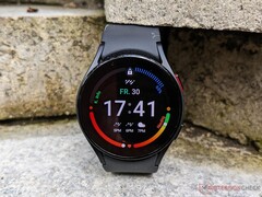 Galaxy Watch5, na zdjęciu, może oferować tylko nieznacznie gorszą wydajność niż jego następca. (Źródło obrazu: NotebookCheck)