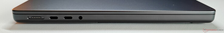Po lewej: MagSafe, 2x USB-C 4.0 z Thunderbolt 4 (40 Gbit/s, tryb DisplayPort ALT, Power Delivery), audio 3,5 mm