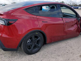Model Y z 2026 r. uczestniczył już w poważnym wypadku bez uszkodzenia klatki pasażerskiej (źródło zdjęcia: Copart)