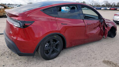 Model Y z 2026 r. uczestniczył już w poważnym wypadku bez uszkodzenia klatki pasażerskiej (źródło zdjęcia: Copart)