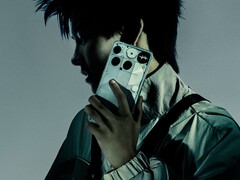 Telefon Nothing (3) na zdjęciu w kolorze białym (źródło zdjęcia: Nothing)