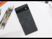 Pixel 7a przed rozbiórką. (Źródło: JerryRigEverything via YouTube)