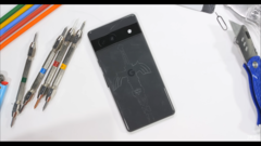 Pixel 7a przed rozbiórką. (Źródło: JerryRigEverything via YouTube)