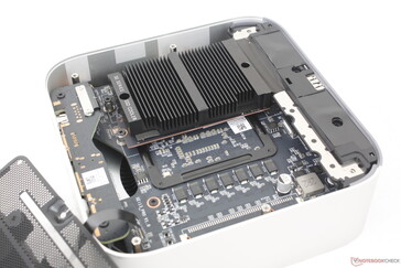 Zdjęcie osłony przeciwkurzowej ujawnia wyjmowany moduł WLAN i dwa gniazda M.2 PCIe4 x4 2280 SSD pod rozpraszaczem ciepła