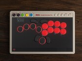 Nowy kontroler Arcade Controller Pro firmy 8BitDo posiada wbudowany wyświetlacz z zintegrowanym oprogramowaniem Ultimate Software.