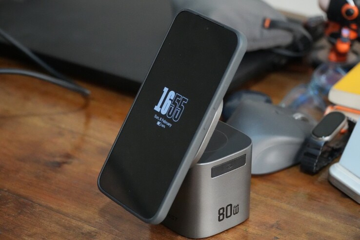 Stacja ładująca AceFast 6-w-1 80 W obsługuje ładowanie bezprzewodowe 15 W