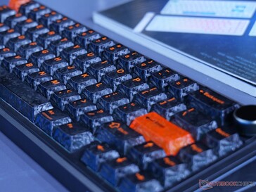 Klawisze z włókna węglowego nadają całości zupełnie nowy wygląd
