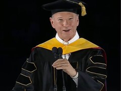 Zrzut ekranu przedstawiający byłego prezesa Google, Erica Schmidta, przemawiającego do studentów podczas ceremonii wręczenia dyplomów Uniwersytetu Arizony w 2026 r