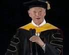 Zrzut ekranu przedstawiający byłego prezesa Google, Erica Schmidta, przemawiającego do studentów podczas ceremonii wręczenia dyplomów Uniwersytetu Arizony w 2026 r