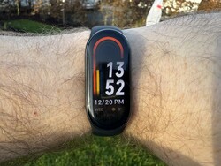 Xiaomi Smart Band 8 w promieniach słońca