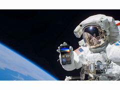 Zdjęcie promocyjne bezpłatnej usługi NASA+ przedstawiające astronautę trzymającego smartfon z otwartą aplikacją NASA+ w kosmosie. (Źródło zdjęcia: NASA)