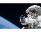 Zdjęcie promocyjne bezpłatnej usługi NASA+ przedstawiające astronautę trzymającego smartfon z otwartą aplikacją NASA+ w kosmosie. (Źródło zdjęcia: NASA)