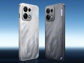 Model Oppo K15 jest dostępny w kolorach „speed white” i „gale grey”.