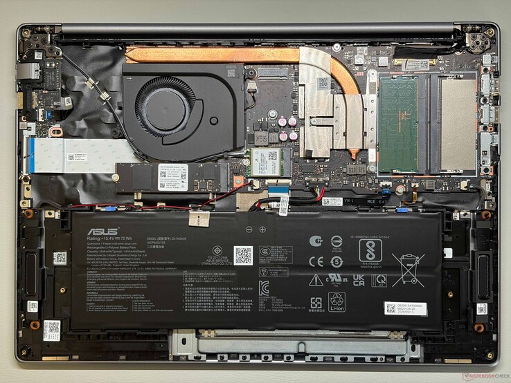Asus ExpertBook PM5605 dla porównania. Umiarkowane różnice w pojemnościach modułów SODIMM i baterii między tymi dwoma modelami, pomimo ich podobnej konstrukcji zewnętrznej