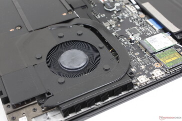 Rozwiązanie chłodzące składa się z dwóch wentylatorów ~60 mm i chłodnicy komory parowej