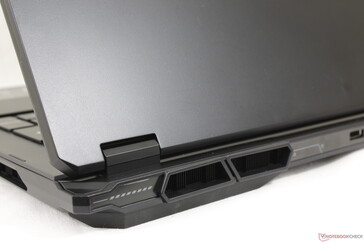 Gładkie, kruczoczarne powierzchnie przyciągają nieestetyczne odciski palców