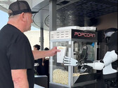 Robot Optimus serwujący popcorn w Tesla Diner. (Źródło zdjęcia: Tesla Club-SoCal/X)