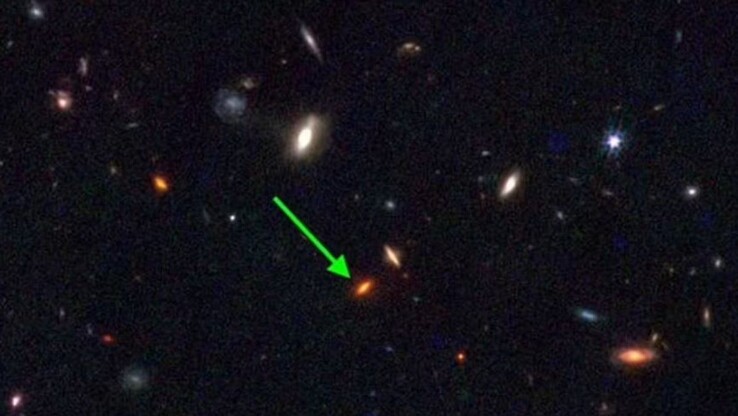 Galaxy ZF-UDS-7329 powstała 800 milionów lat po Wielkim Wybuchu i jest tak duża, że według standardowego modelu kosmologicznego nie powinna istnieć. (Zdjęcie: NASA JWST)