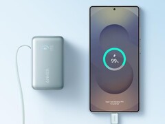 Nano Power Bank firmy Anker (10K, 45W, wbudowany zwijany kabel USB-C) jest teraz dostępny w kolorze zielonym (na zdjęciu). (Źródło zdjęcia: Anker)